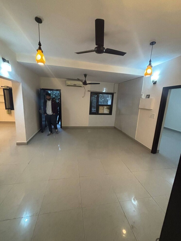 Room, saket 3 Bedroom 1600 Sq.Ft. Apartment In Saket Delhi 9662531