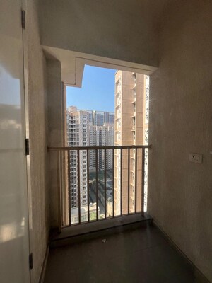Room in 3 BHK Apartment at Godrej Green Vistas, Mahalunge – for Rent
