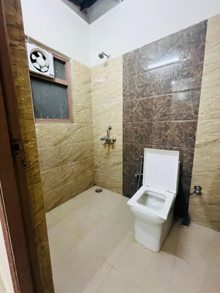 Bathroom, vipul-square Studio 400 Sq.Ft. Builder Floor In Sushant Lok I Gurgaon 9662540