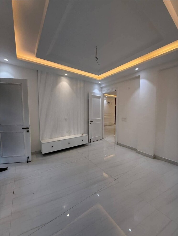 Room, freedom fighters enclave 3 Bedroom 1500 Sq.Ft. Apartment In Freedom Fighters Enclave Delhi 9662632