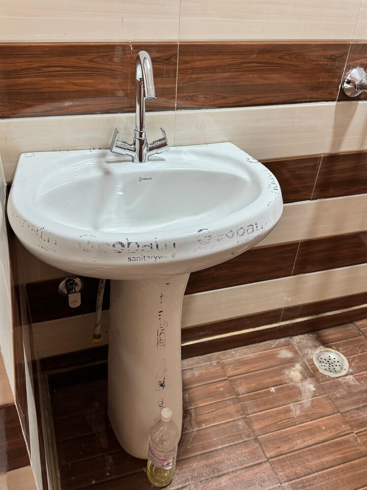 Bathroom, lr-bluemoon-homes 4 Bedroom 1925 Sq.Ft. Apartment In Raj Nagar Extension Ghaziabad 9662778