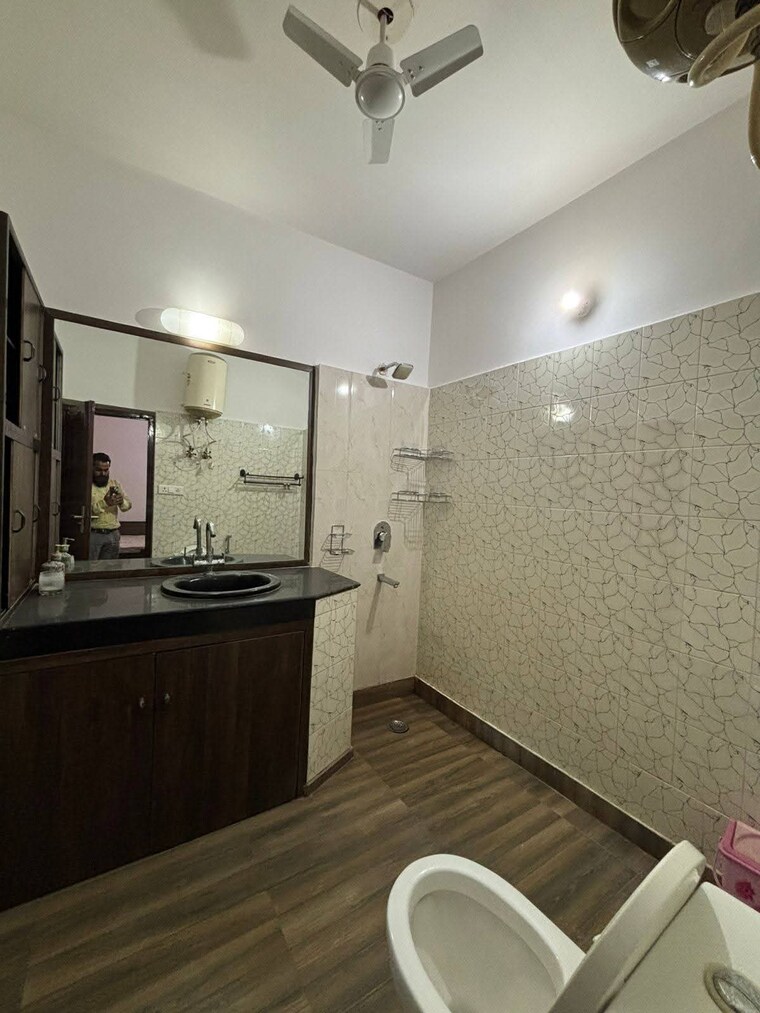 Attached Bathroom, chattarpur 3 Bedroom 1500 Sq.Ft. Apartment In Chattarpur Delhi 9662837