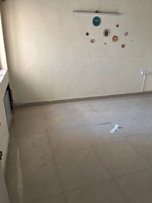 Room in 2 BHK Apartment at DLF Regency Park I, Dlf Phase iv – for Rent