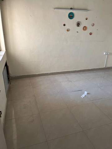 Room in 2 BHK Apartment at DLF Regency Park I, Dlf Phase iv – for Rent