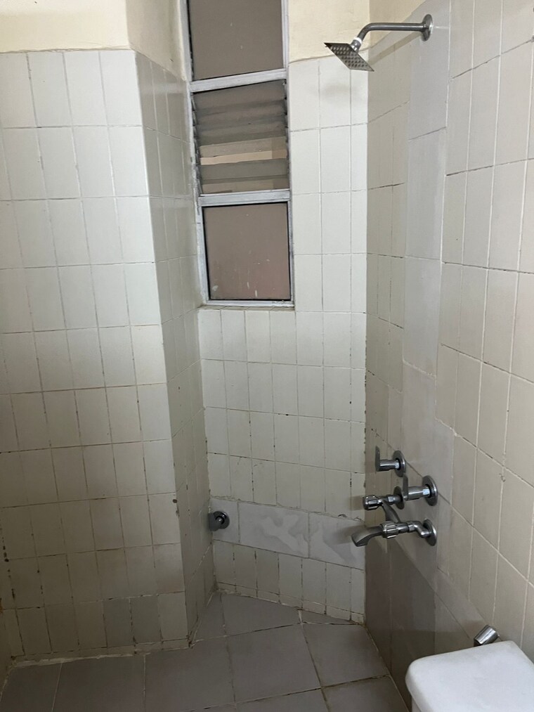 Bathroom, dlf-regency-park-i 2 Bedroom 1150 Sq.Ft. Apartment In Dlf Phase iv Gurgaon 9662880