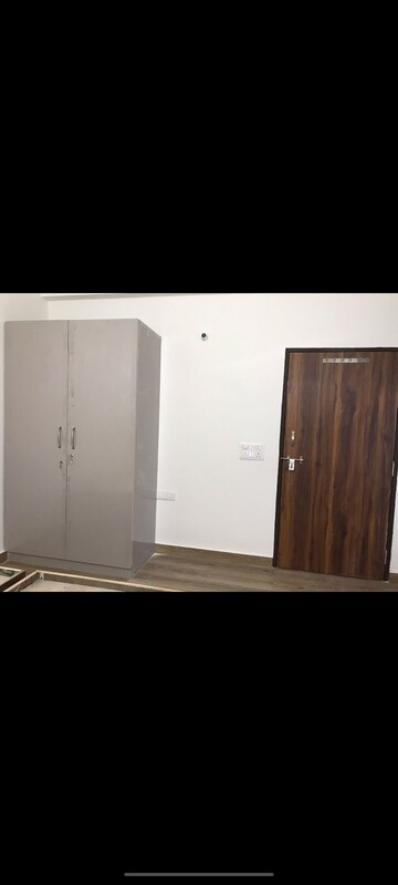 Room in 2 BHK Builder Floor at DLF Atria, Dlf Phase ii – for Rent