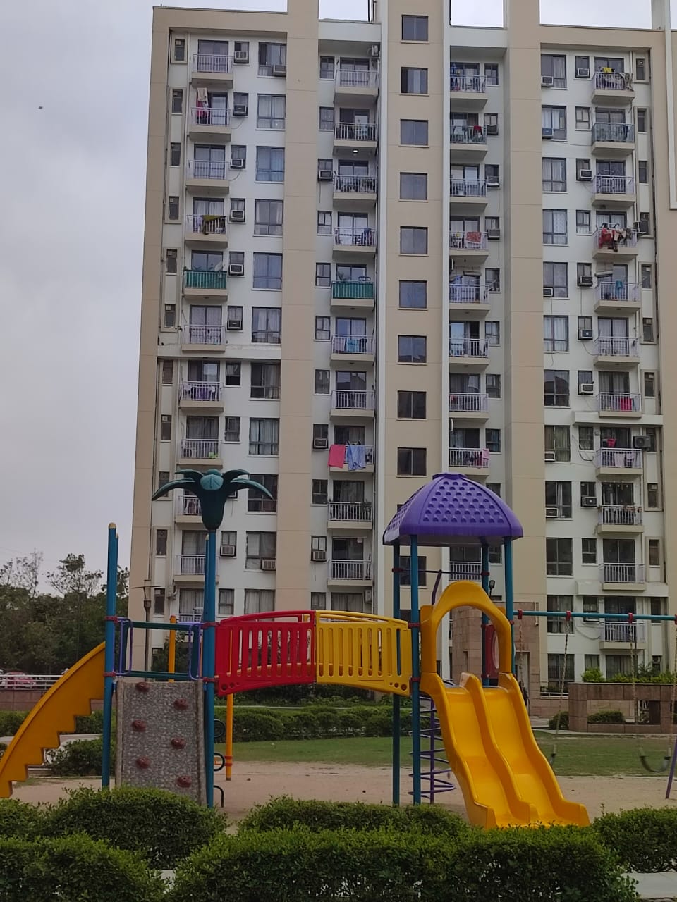 3.5 BHK + Servant Room Apartment For Rent in Unitech The Residences Sector 33