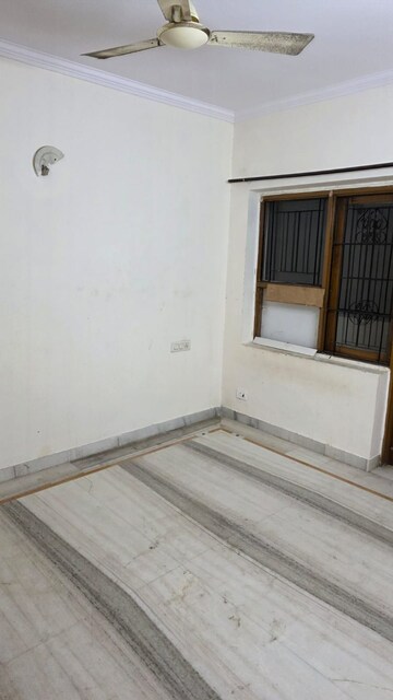 Room in 3 BHK Builder Floor at Uppal Southend, Sector 49 – for Rent