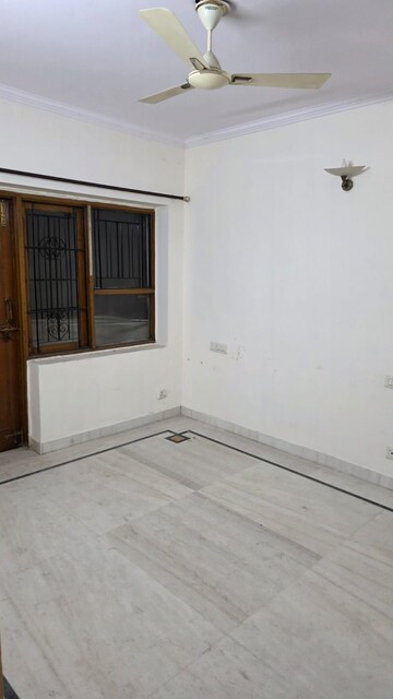 Room in 3 BHK Builder Floor at Uppal Southend, Sector 49 – for Rent