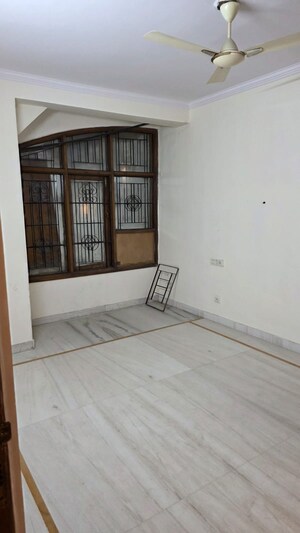 Room in 3 BHK Builder Floor at Uppal Southend, Sector 49 – for Rent