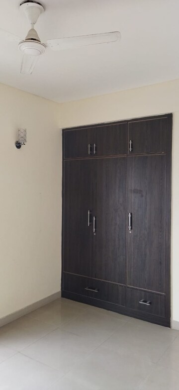 Furnished Amenities in 2 BHK Apartment at DLF Regency Park I, Dlf Phase iv – for Rent