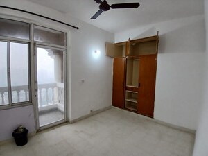 Room in 2 BHK Apartment at DLF Regency Park I, Dlf Phase iv – for Rent