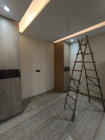 Room in 3 BHK Builder Floor at Paschim Vihar – for Rent