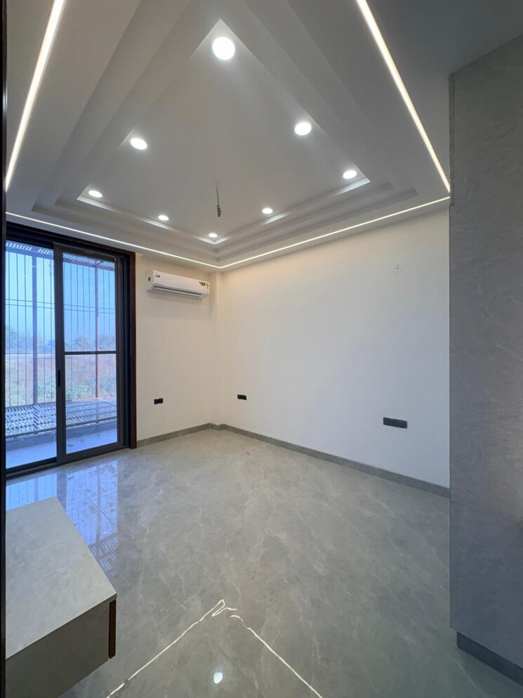 Room, puri-aman-vilas 4 Bedroom 267 Sq.Yd. Apartment In Sector 89 Faridabad 9663049