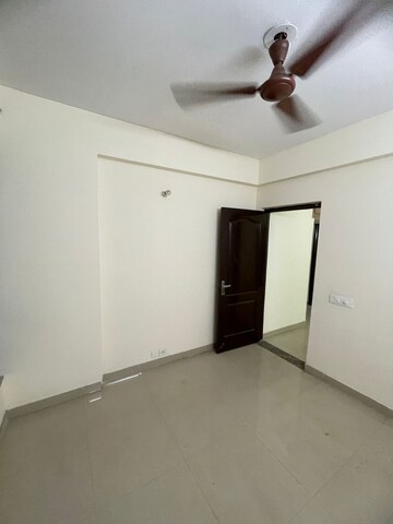 Room in 3 BHK Apartment at Unitech Uniworld Gardens 2, Sector 47 – for Rent