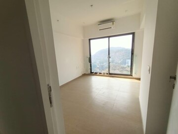 Room in 3 BHK Apartment at Kanakia Silicon Valley, Powai – for Rent