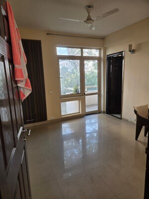 Room in 3 BHK Apartment at Unitech Woodstock Floors, Sector 50 – for Rent