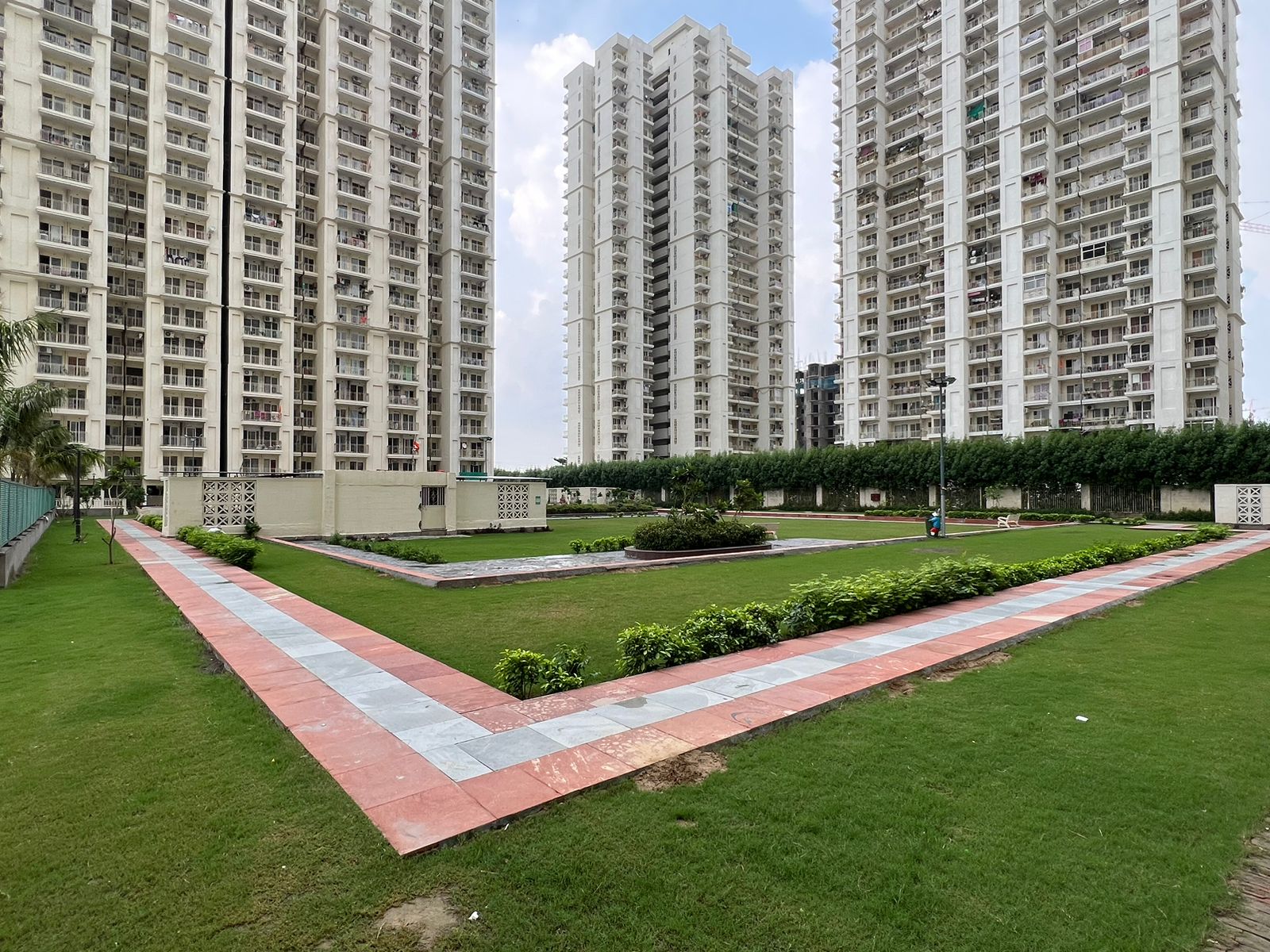 2.5 BHK + Study Room 1125 Sq.Ft. Apartment in Mahagun Mantra I
