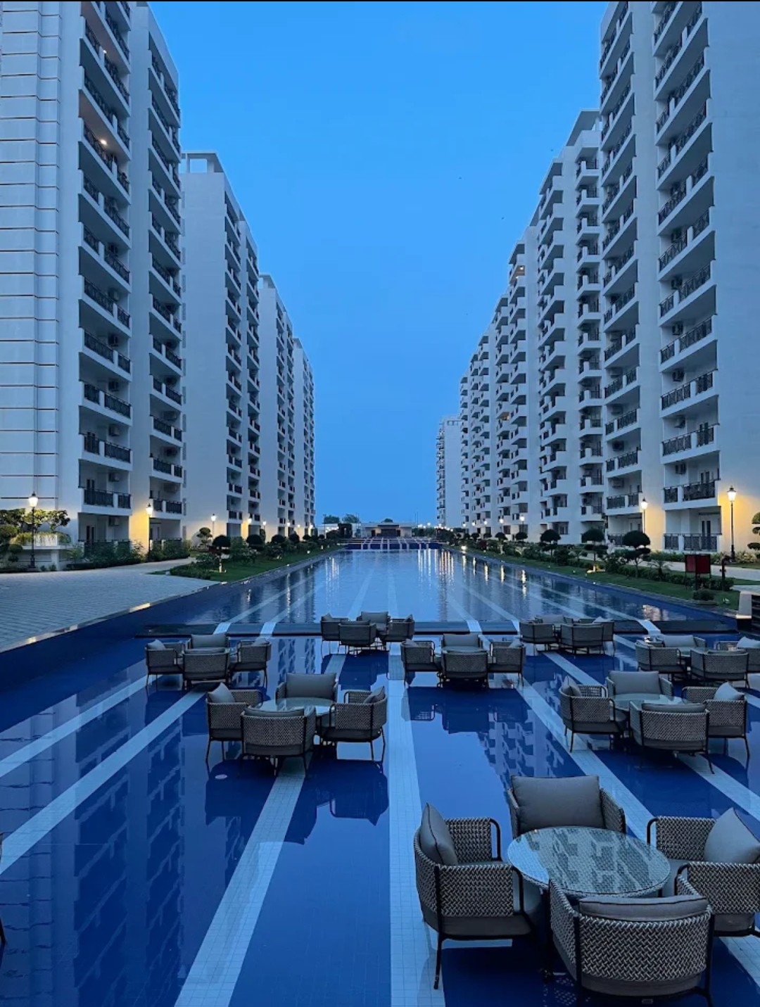 4 BHK + Pooja Room,Servant Room 2570 Sq.Ft. Apartment in Central Park Flower Valley Aqua Front Towers