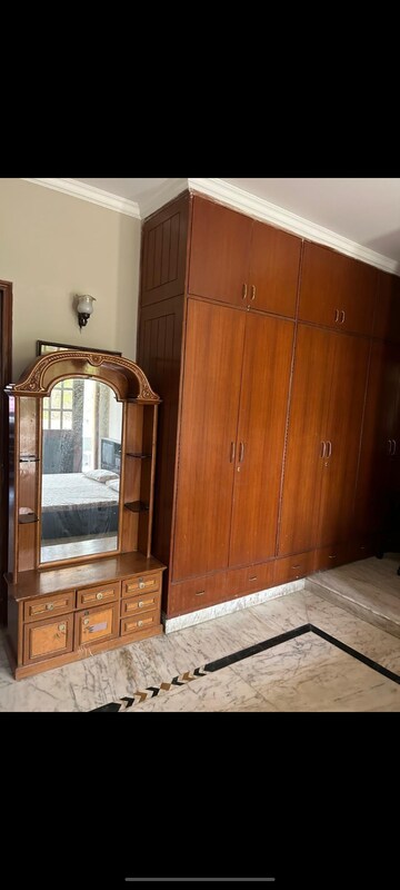 Furnished Amenities in 3 BHK Builder Floor at DLF Atria, Dlf Phase ii – for Rent