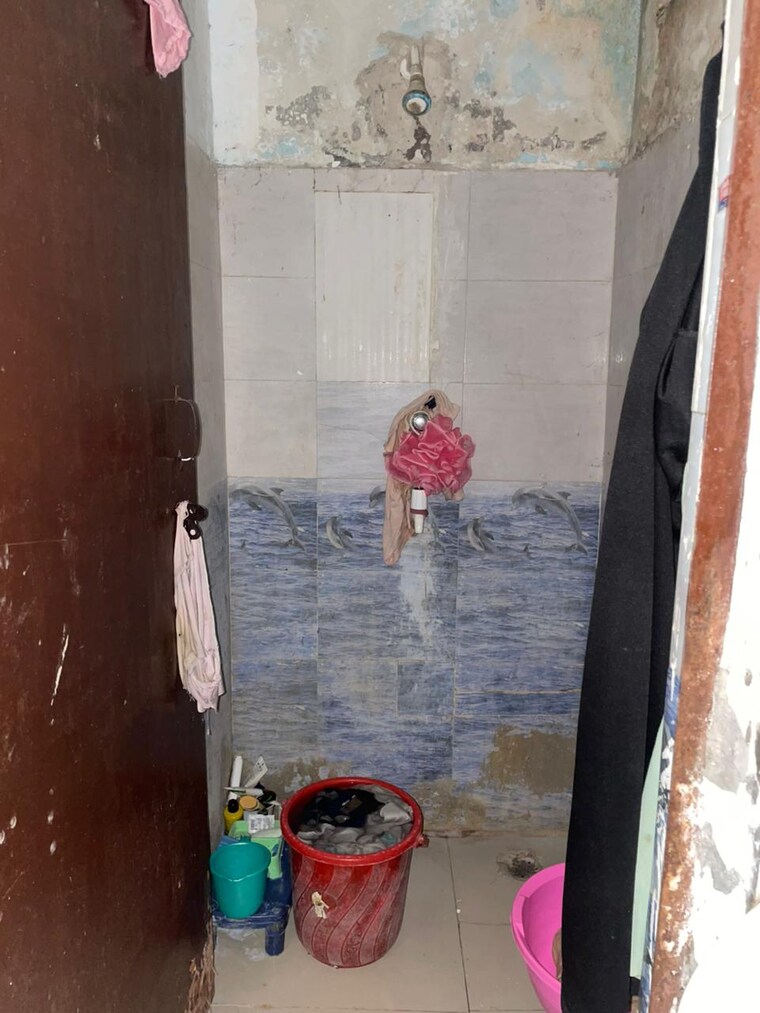 Bathroom, beta i greater noida 1 Bedroom 30 Sq.Mt. Builder Floor In Beta I Greater Noida Greater Noida 9663213