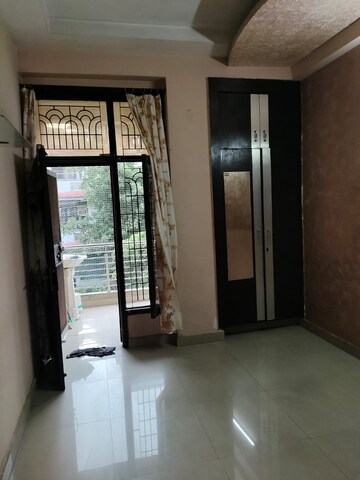 Room in 3 BHK Builder Floor at DLF Atria, Dlf Phase ii – for Rent