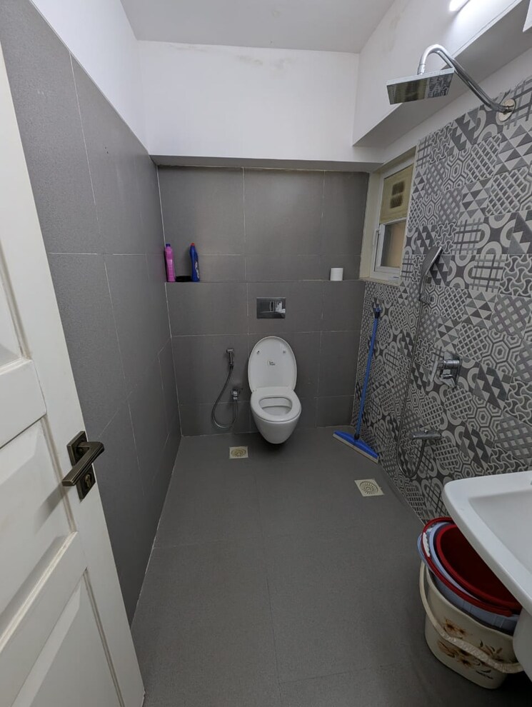Bathroom, old-mhada-complex 1 Bedroom 490 Sq.Ft. Apartment In Malad West Mumbai 9663212
