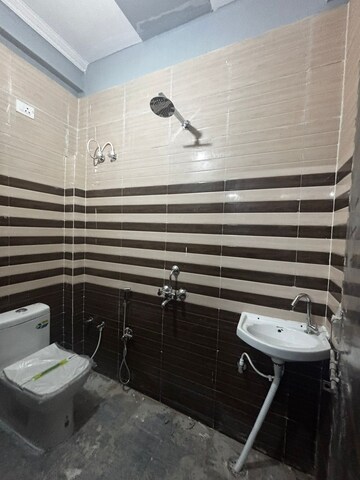 Bathroom in 6+ BHK Independent House at Chinhat – for Rent