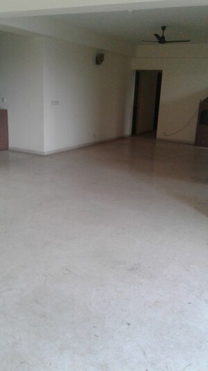 Room in 4 BHK Apartment at DLF Summit Plaza, Sector 54 – for Sale