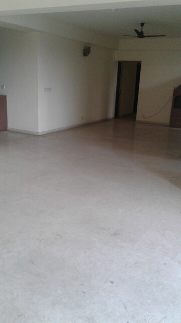 Room in 4 BHK Apartment at DLF Summit Plaza, Sector 54 – for Sale