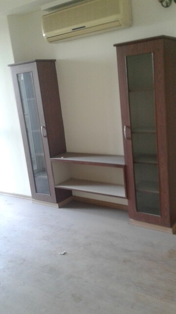 Room in 4 BHK Apartment at DLF Summit Plaza, Sector 54 – for Sale