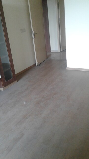 Room in 4 BHK Apartment at DLF Summit Plaza, Sector 54 – for Sale