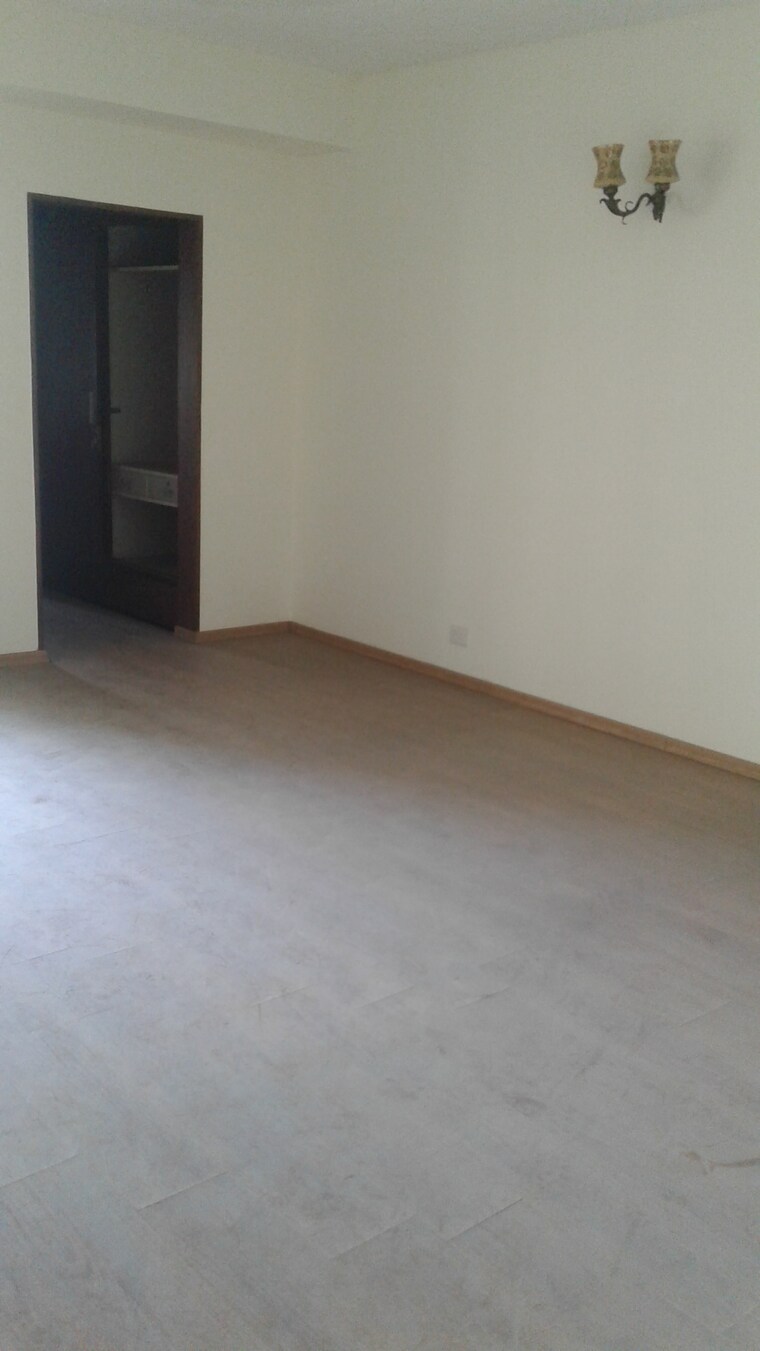 Room, dlf-summit-plaza 4 Bedroom 3400 Sq.Ft. Apartment In Sector 54 Gurgaon 9663237