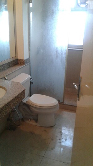Bathroom in 4 BHK Apartment at DLF Summit Plaza, Sector 54 – for Sale