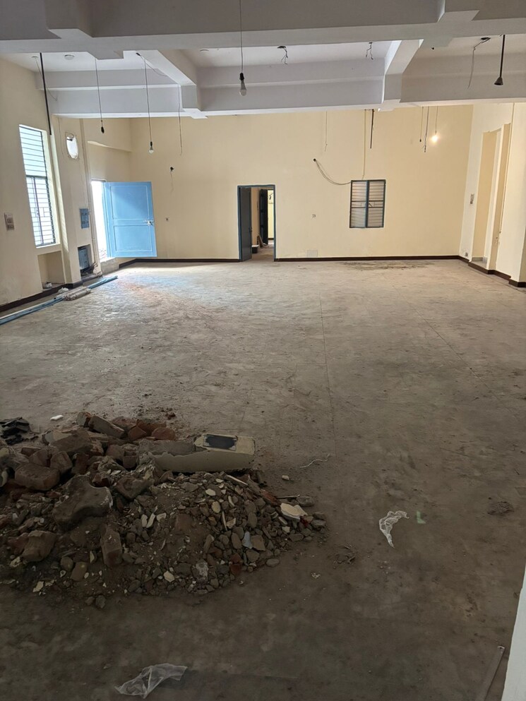 Room, sector 5 Commercial Warehouse 6000 Sq.Ft. In Sector 5 Noida 9663252