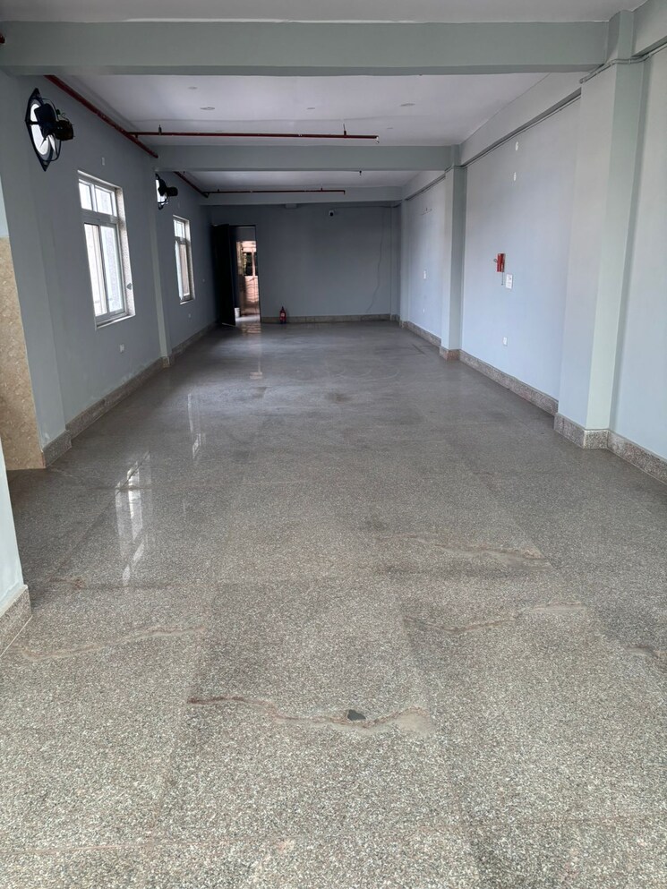 Room, sector 5 Commercial Warehouse 6000 Sq.Ft. In Sector 5 Noida 9663252