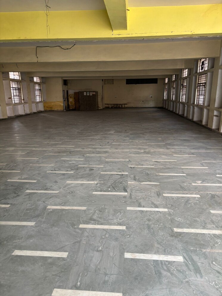  Parking, sector 8 Commercial Warehouse 4000 Sq.Ft. In Sector 8 Noida 9663332