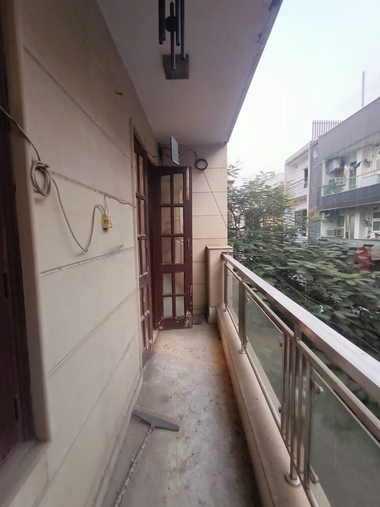 Balcony, dlf-queens-court 3 Bedroom 208 Sq.Yd. Builder Floor In Greater Kailash ii Delhi 9663410