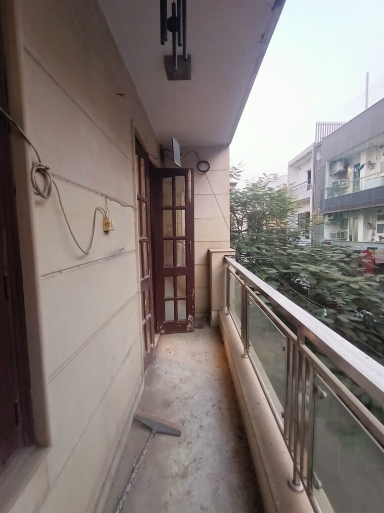 Balcony, dlf-queens-court 3 Bedroom 208 Sq.Yd. Builder Floor In Greater Kailash ii Delhi 9663410