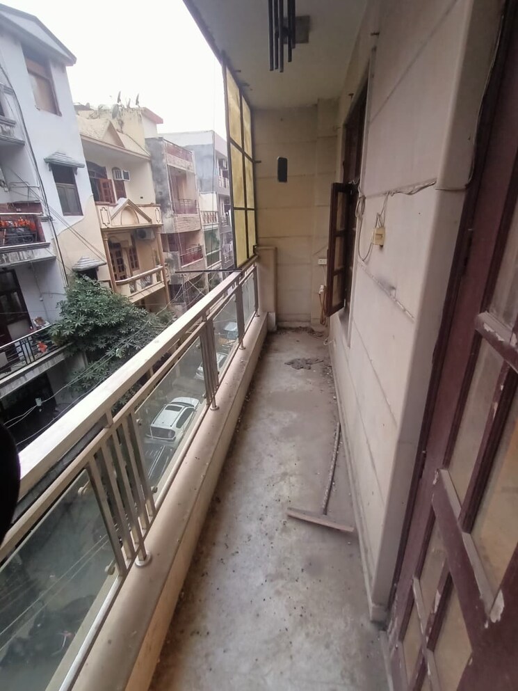 Balcony, dlf-queens-court 3 Bedroom 208 Sq.Yd. Builder Floor In Greater Kailash ii Delhi 9663410