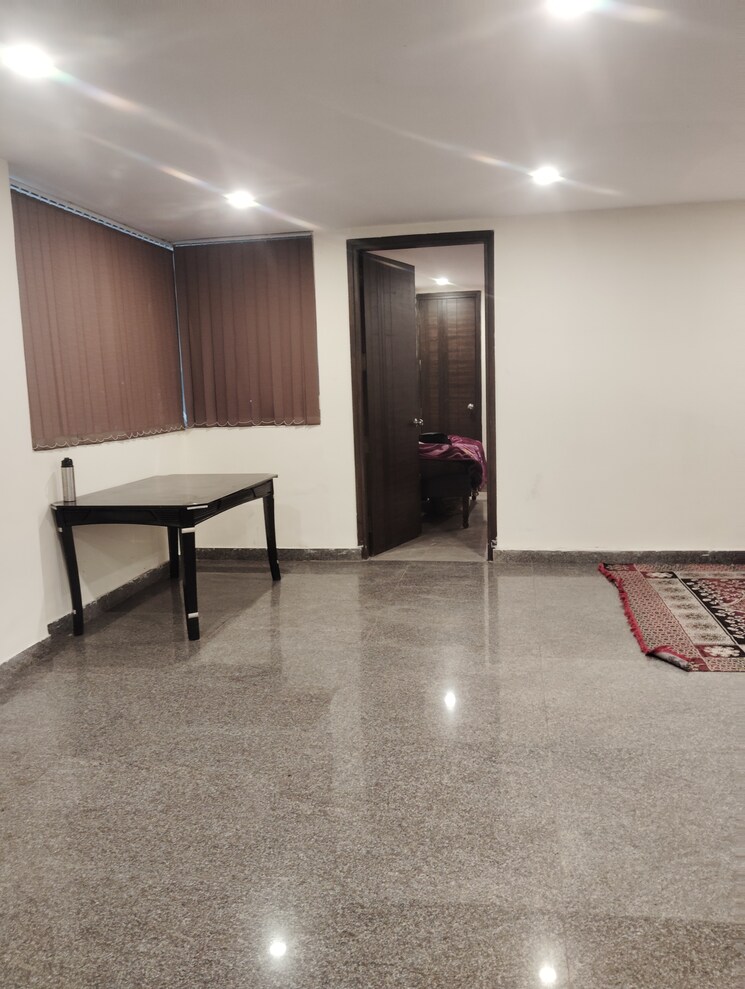 Room, sector 31 1 Bedroom 450 Sq.Ft. Independent House In Sector 31 Noida 9663432