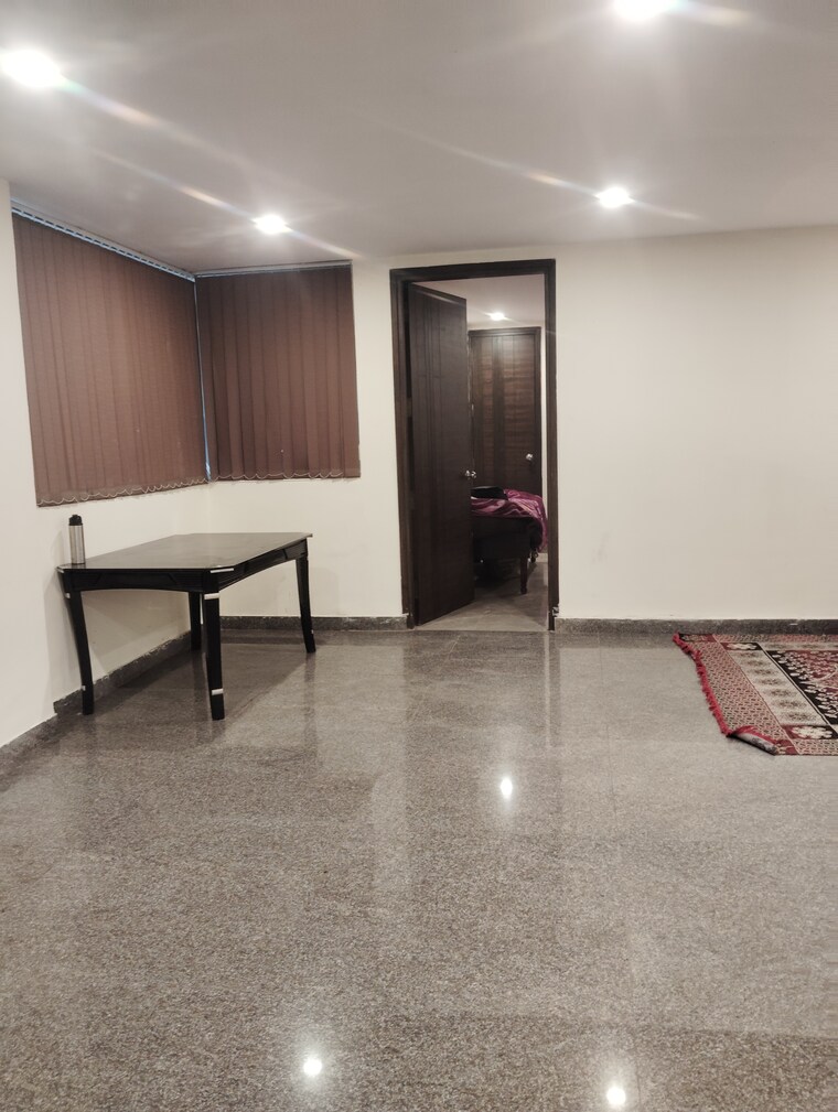 Room, sector 31 1 Bedroom 450 Sq.Ft. Independent House In Sector 31 Noida 9663432