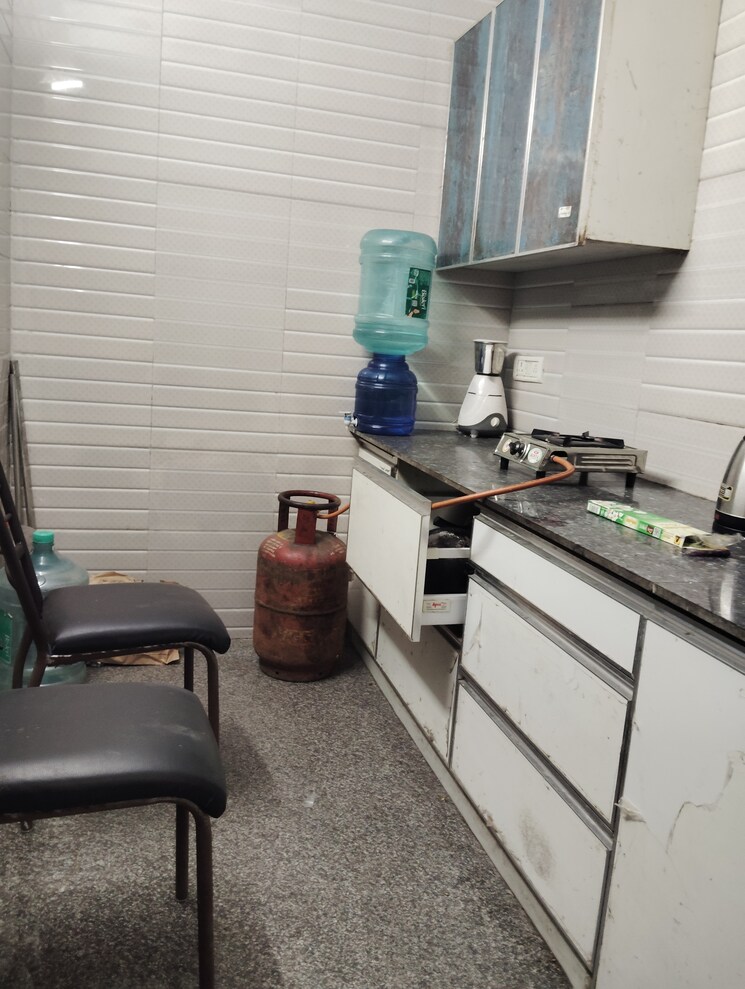 Gym, sector 31 1 Bedroom 450 Sq.Ft. Independent House In Sector 31 Noida 9663432