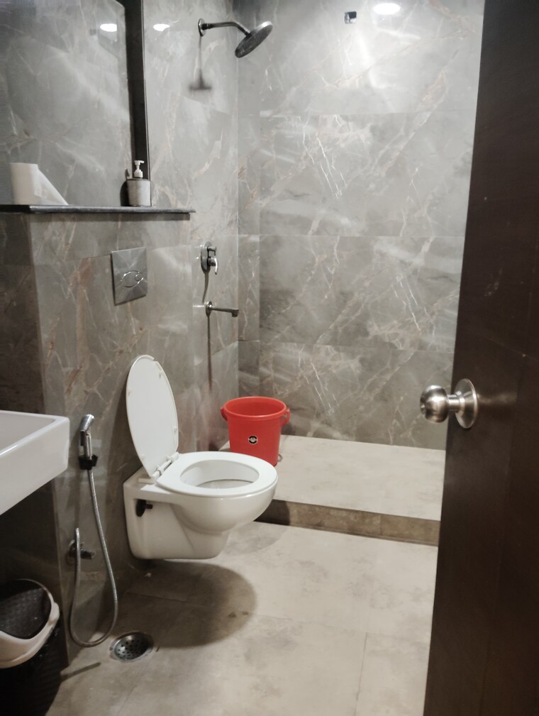Bathroom, sector 31 1 Bedroom 450 Sq.Ft. Independent House In Sector 31 Noida 9663432