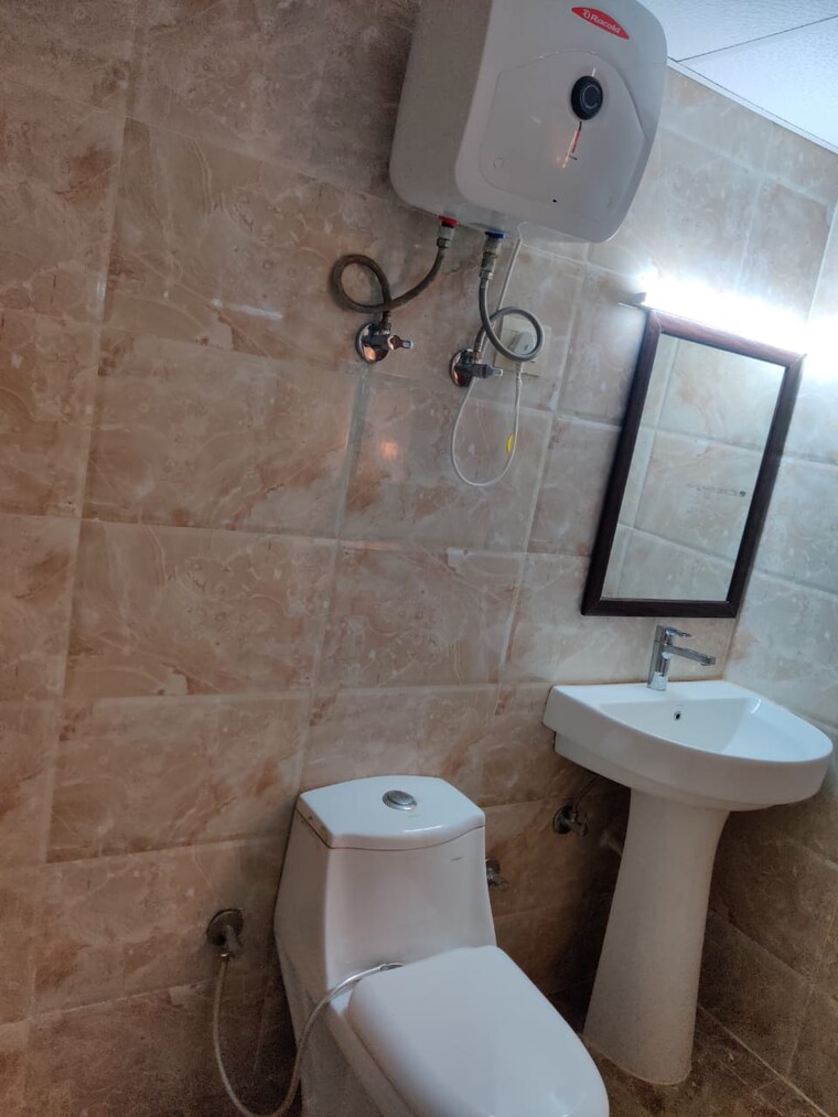 Bathroom, alpha ii greater noida 2 Bedroom 100 Sq.Mt. Independent House In Alpha Ii Greater Noida Greater Noida 9663445