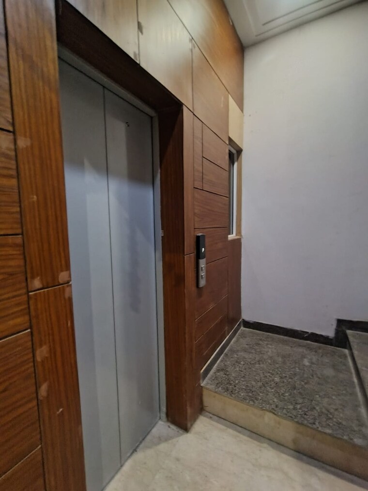 Bathroom, chittaranjan park 3 Bedroom 1600 Sq.Ft. Builder Floor In Chittaranjan Park Delhi 9663532