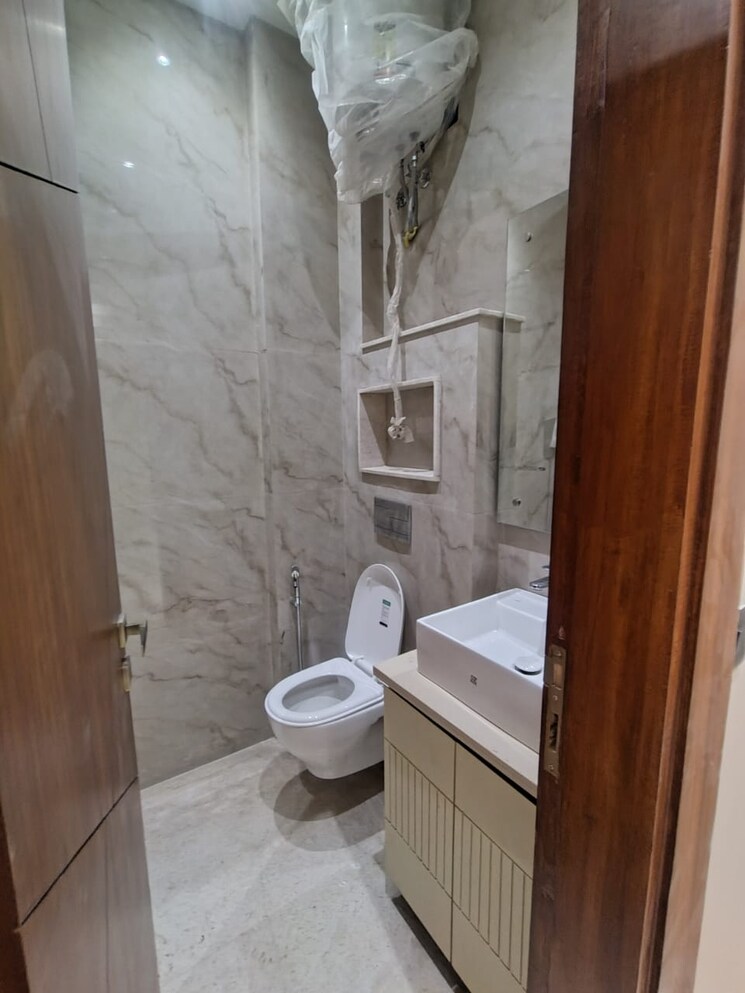 Bathroom, chittaranjan park 3 Bedroom 1600 Sq.Ft. Builder Floor In Chittaranjan Park Delhi 9663532