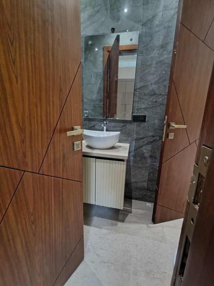 Bathroom, chittaranjan park 3 Bedroom 1600 Sq.Ft. Builder Floor In Chittaranjan Park Delhi 9663532