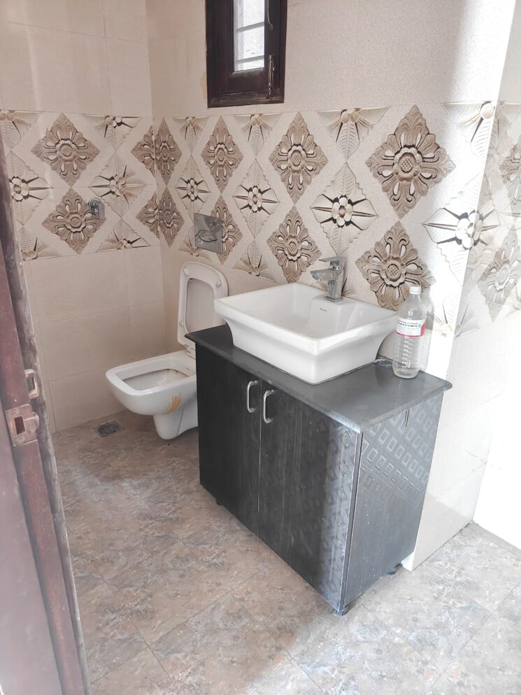 Bathroom, sector 15a 3 Bedroom 2250 Sq.Ft. Builder Floor In Sector 15a Faridabad 9663508