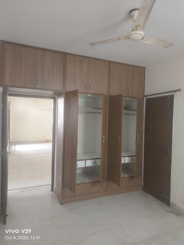 Room in 3 BHK Apartment at Vastu Apartments, Sector 55 – for Rent